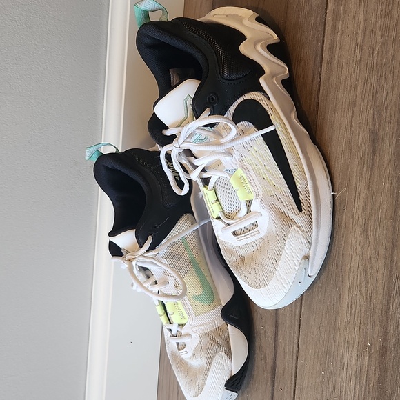 Nike Black and White Sneakers - Boys 5.5 - Picture 4 of 5